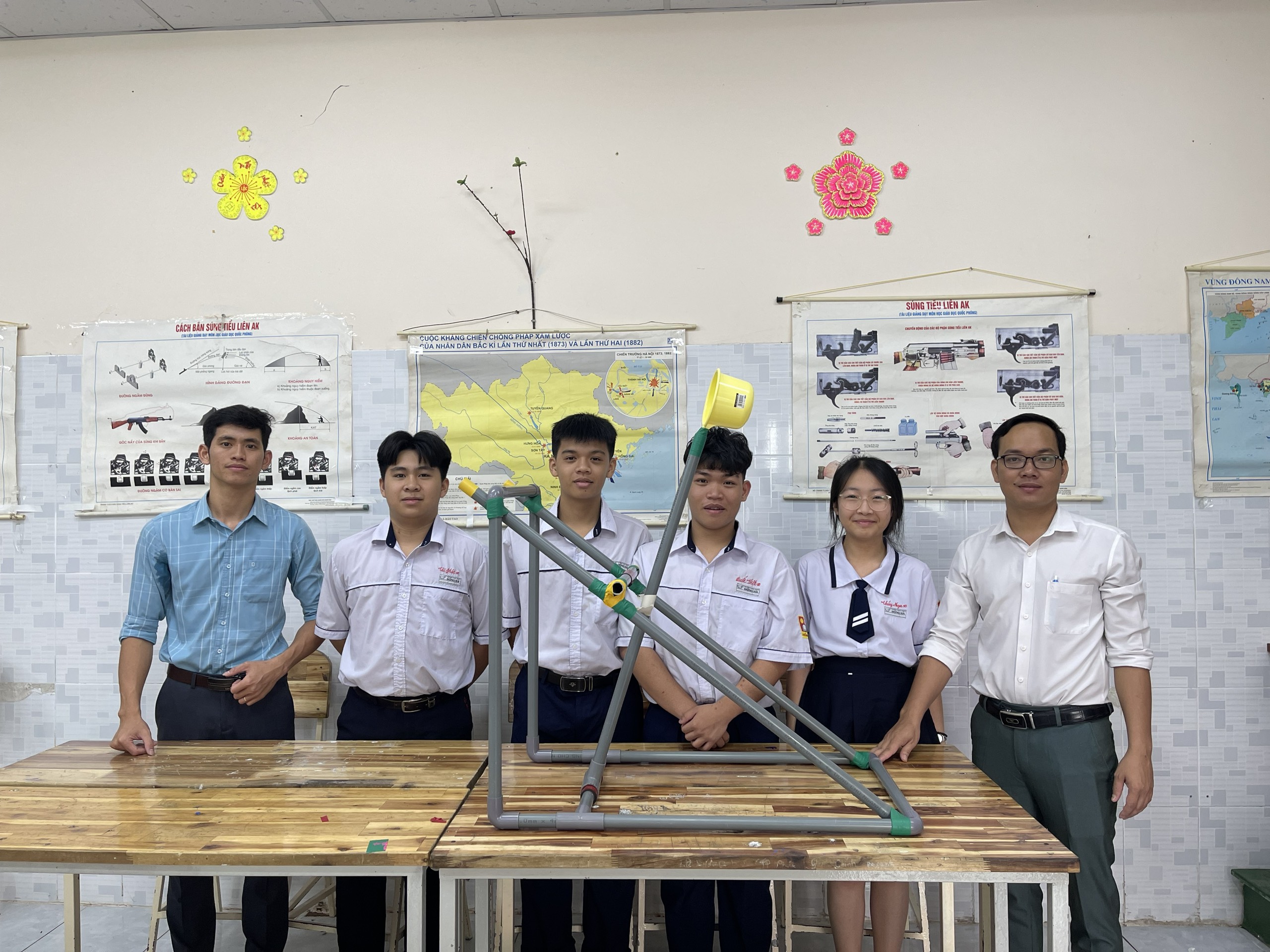 Thầy và trò nhà trường trong hoạt động chủ đề STEM Vật lý: Chế tạo máy bắn đá