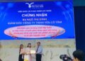 Đại diện Viện Dược và Thực phẩm sức khỏe thuộc Trường Đại học Thủ Dầu Một trao chứng nhận chuyển giao quy trình công nghệ tiệt trùng Retort cho Công ty TNHH Yến Cô Tấm