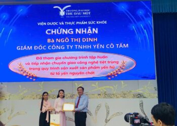 Đại diện Viện Dược và Thực phẩm sức khỏe thuộc Trường Đại học Thủ Dầu Một trao chứng nhận chuyển giao quy trình công nghệ tiệt trùng Retort cho Công ty TNHH Yến Cô Tấm