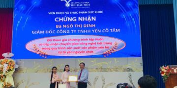 Đại diện Viện Dược và Thực phẩm sức khỏe thuộc Trường Đại học Thủ Dầu Một trao chứng nhận chuyển giao quy trình công nghệ tiệt trùng Retort cho Công ty TNHH Yến Cô Tấm