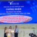 Đại diện Viện Dược và Thực phẩm sức khỏe thuộc Trường Đại học Thủ Dầu Một trao chứng nhận chuyển giao quy trình công nghệ tiệt trùng Retort cho Công ty TNHH Yến Cô Tấm