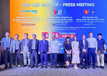 Đại biểu, khách mời chụp ảnh lưu niệm tại họp báo