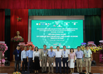 Các chuyên gia, doanh nghiệp và nhà khoa học chụp ảnh lưu niệm tại Diễn đàn doanh nghiệp với chủ đề “Xây dựng hệ sinh thái để phát triển Robot và Drone 'Make in Vietnam'”, trong khuôn khổ VCCA 2026