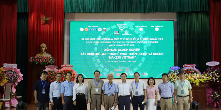 Các chuyên gia, doanh nghiệp và nhà khoa học chụp ảnh lưu niệm tại Diễn đàn doanh nghiệp với chủ đề “Xây dựng hệ sinh thái để phát triển Robot và Drone 'Make in Vietnam'”, trong khuôn khổ VCCA 2026