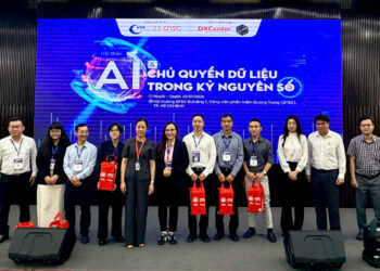 Diễn giả, khách mời chụp ảnh lưu niệm tại diễn đàn