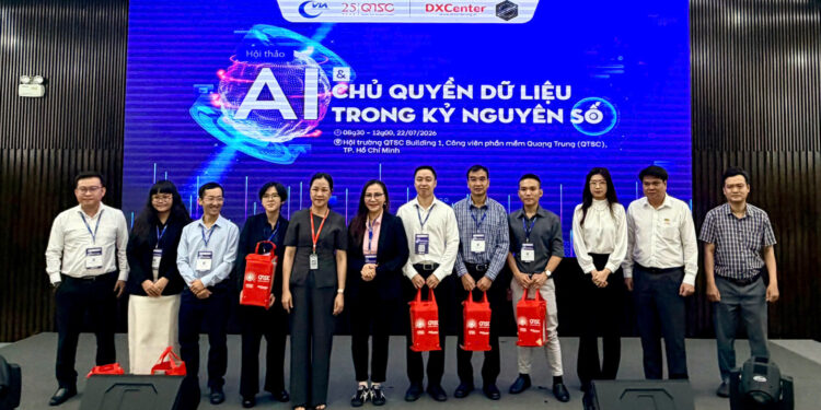 Diễn giả, khách mời chụp ảnh lưu niệm tại diễn đàn